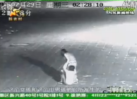 实拍小男孩深夜强奸女性,抱其大腿腰部抽动