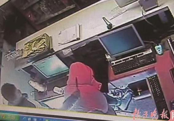 16岁少年没钱吃饭凌晨游荡 用刀敲醒营业员打劫
