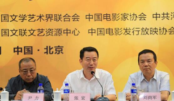 中国电影家协会分党组书记、驻会副主席张宏介绍本届评奖情况。长城网记者张铮摄