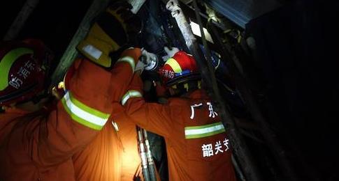 韶关翁源消防救援人员对变形驾驶室进行破拆